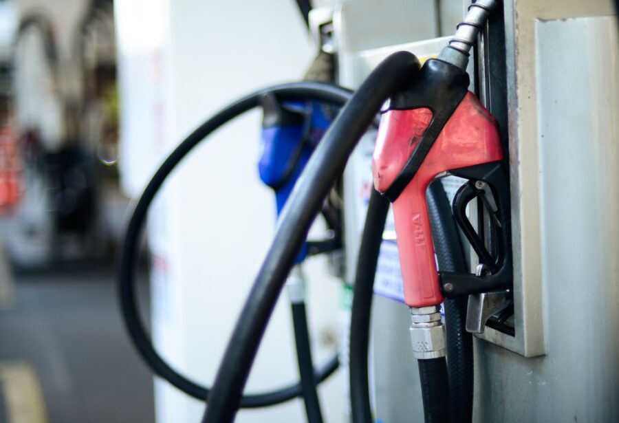 Gasolina pode subir até 14% com retomada de impostos federais e ICMS maior