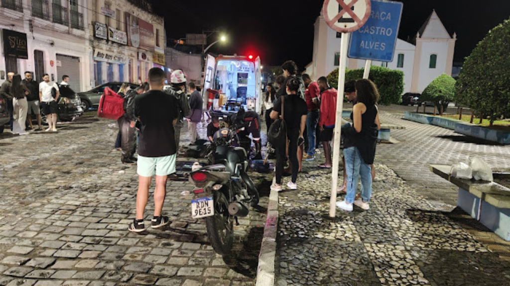 REGIÃO/Motociclista fica ferido ao colidir com carro na Praça Castro Alves em Jacobina