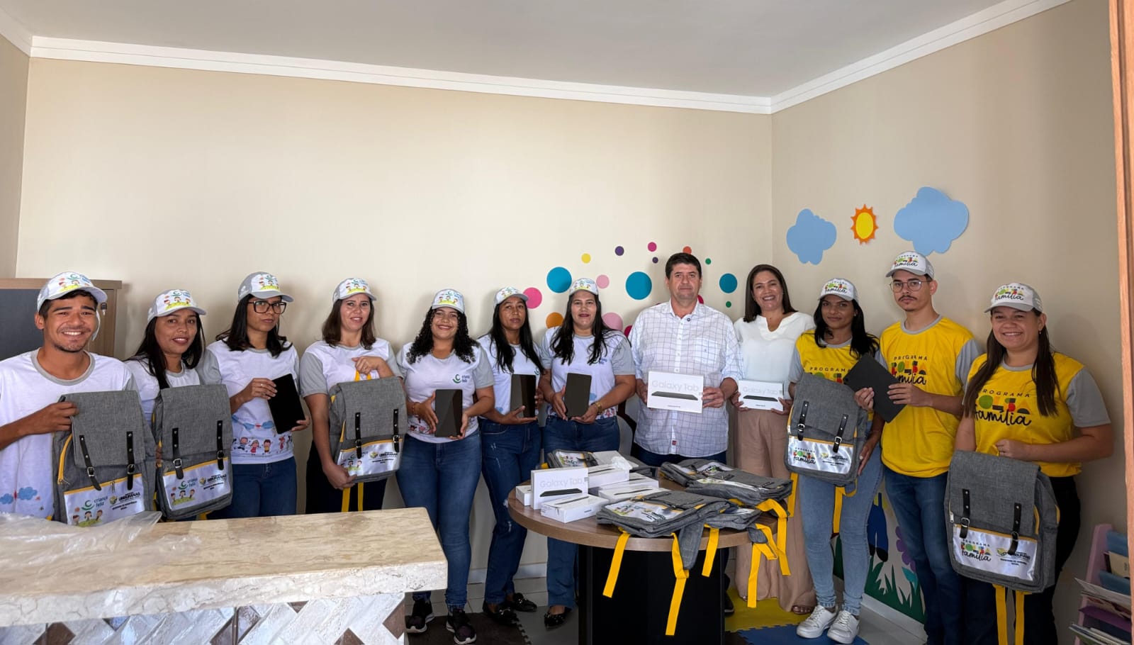 Prefeitura de Umburanas entrega kits de trabalho para equipes do Programa Bolsa Família e Criança Feliz.