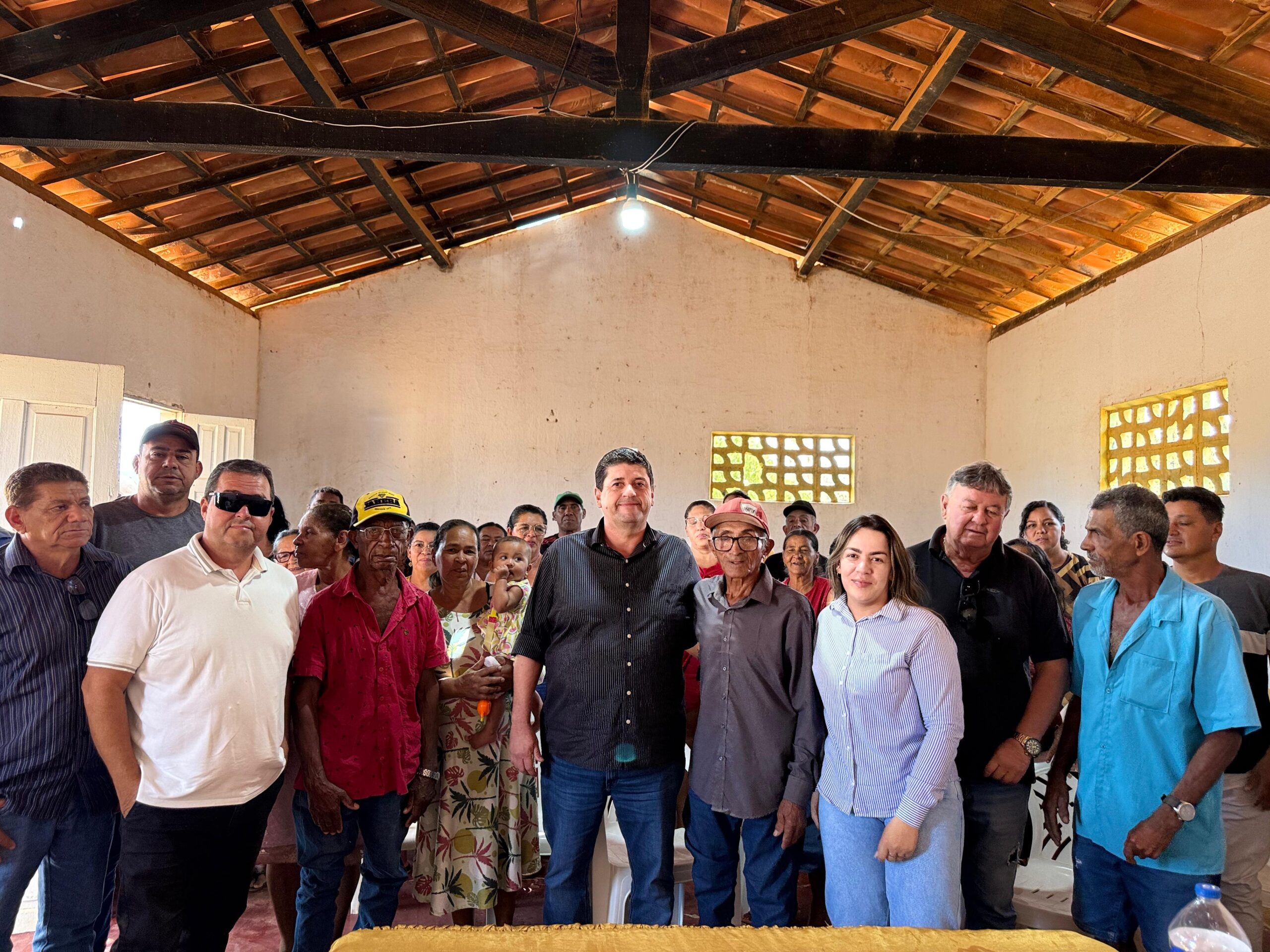 Prefeito Fabrício Lopes realiza reunião no povoado de Tanque Novo sobre abastecimento de água