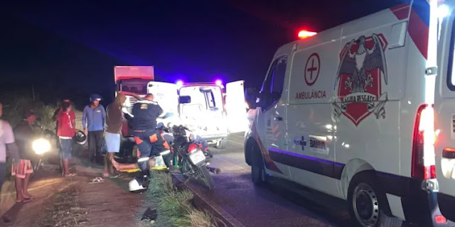 Gemeos ficam feridos após moto colidir em animal na BA 120.