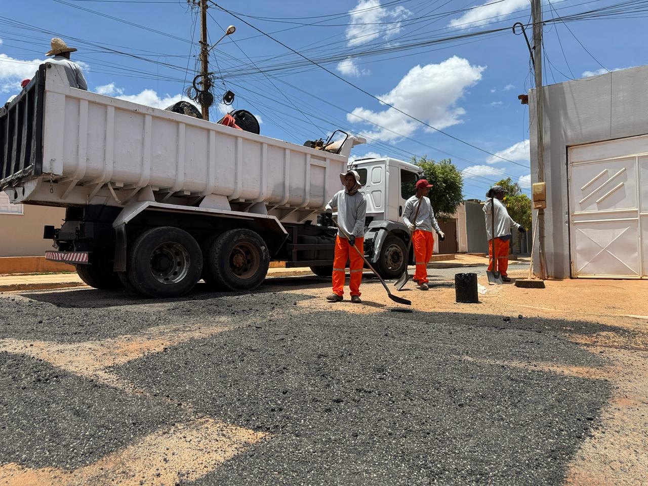 Operação Tapa-Buraco segue avançando pelas ruas de Umburanas.