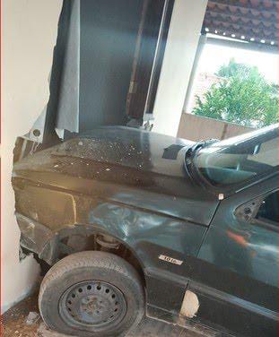 Idoso de 78 anos passa mal ao volante, perde controle e colide contra casa em Conceição do Coité