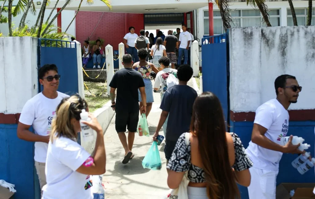 “Foi herói”: motoboy abre mão da corrida para salvar estudante no Enem