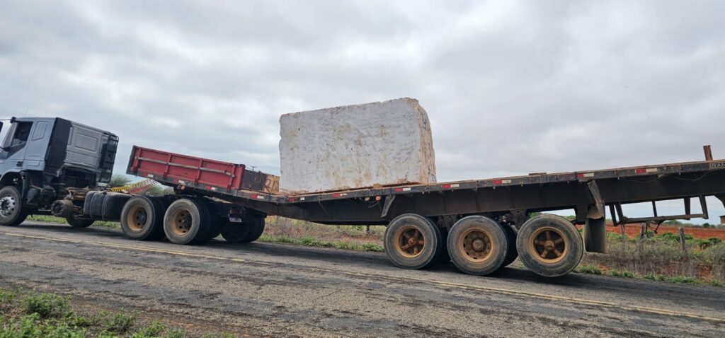 Caminhão quebra ao meio após não suportar peso de pedra de mármore.
