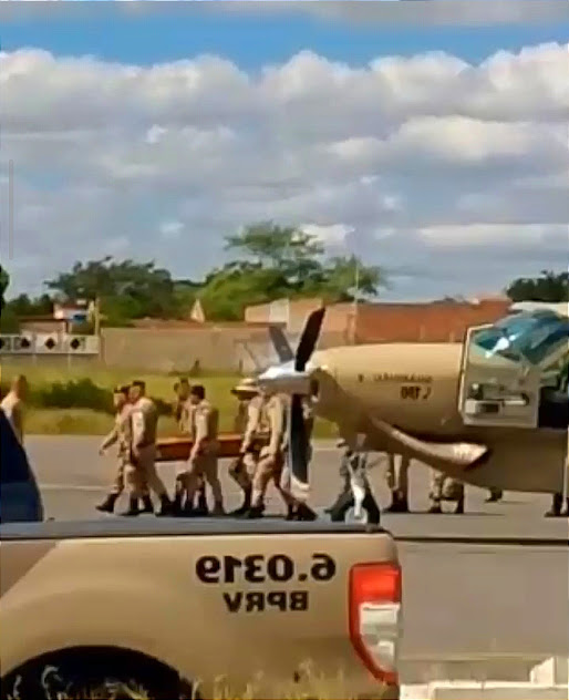 Corpo de soldados Samuel chega ao aeroporto 2 de julho em Jacobina