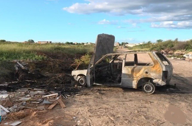 Carro incendiado em Petrolina (PE), onde um corpo carbonizado foi encontrado dentro do veículo