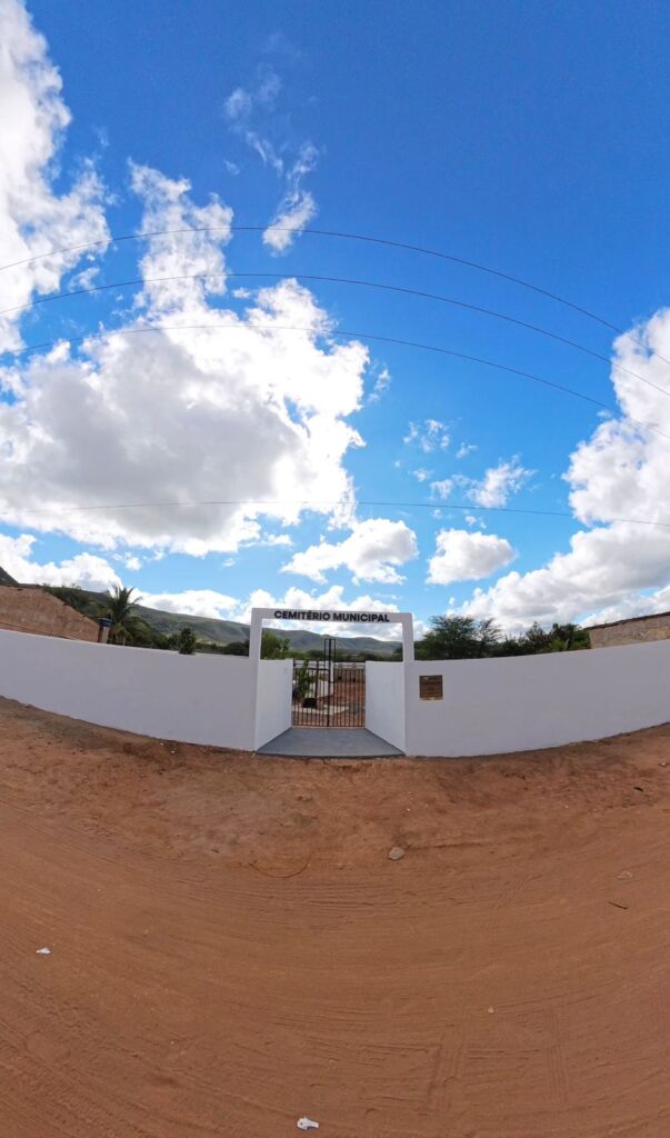Prefeitura de Umburanas conclui muro do cemitério da comunidade de São José.