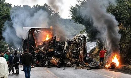Oito pessoas morrem em acidente entre ônibus e carreta em rodovia