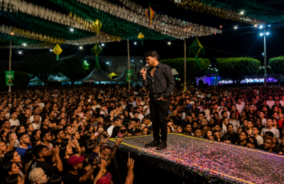 Primeiro dia do Arraiá Santo Antônio: Thiago Aquino é sucesso e leva a multidão ao delírio em Ourolândia