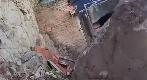 Deslizamento de bloco de pedra atinge residência no Bairro da Bananeira em Jacobina.