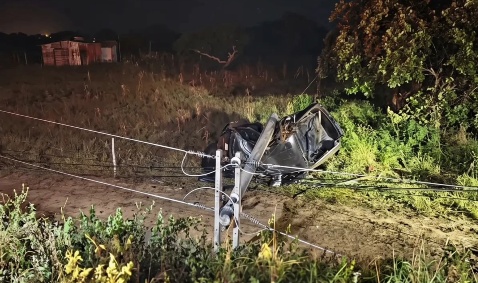 Homem morre após carro sair da pista e bater em poste de rede elétrica
