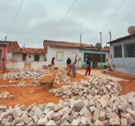 Prefeitura de Umburanas inicia pavimentação da Rua Viturino Nunes.
