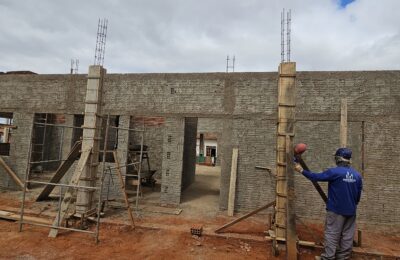 Obra do CCAAU avança e entra em fase de preparação para instalação do telhado.