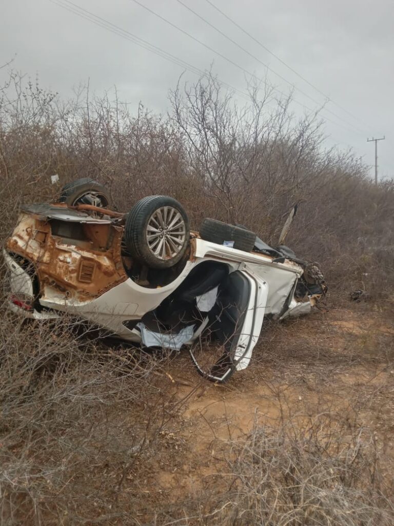 Carro capota próximo à chegada de Ourolândia; motorista passa bem.