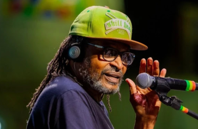 Edson Gomes é internado em UTI após show em Salvador; saiba estado de saúde