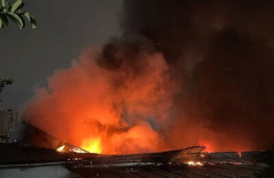 INCÊNDIO DE GRANDES PROPORÇÕES ATINGE INDÚSTRIA DE SOLVENTES EM ITAQUAQUECETUBA, NA GRANDE SÃO PAULO.