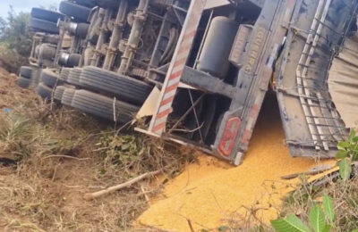 Caminhão carregado com milho tomba na BR-324 entre Lages do Batata e Ourolândia.