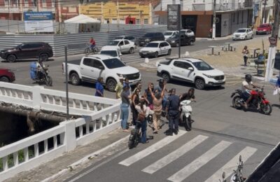 COLISÃO ENTRE MOTOCICLETA E JEEP É REGISTRADA NA REGIÃO DA PRAÇA CASTRO ALVES, EM JACOBINA.