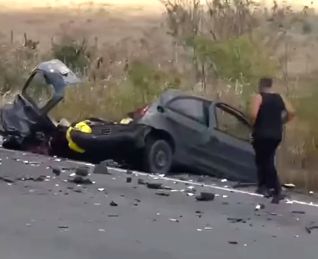 Acidente envolvendo carro e ônibus deixa uma pessoa morta na BR-116, entre Santa Bárbara e Serrinha