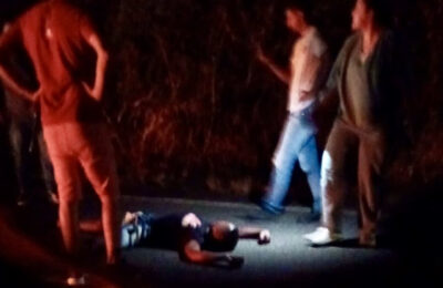 Homem morre após motocicleta colidir de frente com micro-ônibus na BA-131, em Saúde.