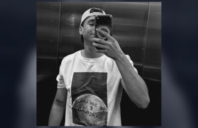 Nikolas usa camiseta com frase “Sou ladrão e vacilão” para atacar Moraes após vídeo de jatinho
