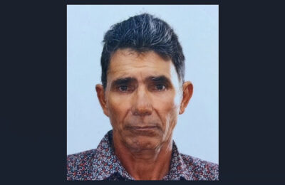 Homem é morto a golpes de facão após tentar impedir o roubo de fios da própria residência.