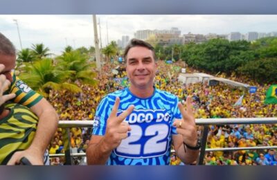 Flávio Bolsonaro encerra campanha na Barra da Tijuca com o ‘Bloco do 22’ e reúne milhares de apoiadores