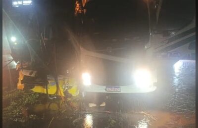 Ônibus atinge caminhão-guincho na BR-407, na região de Capim Grosso; uma pessoa morreu