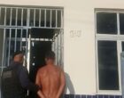 Homem é preso suspeito de agredir os três filhos e jogar óleo quente na companheira em Santaluz